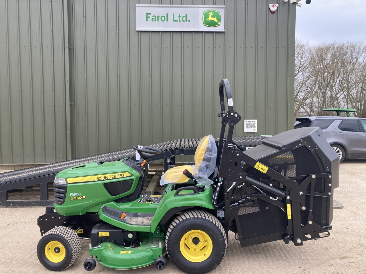 John Deere X950R ride on cut and collect mower - جزازة أعشاب الحدائق: صورة 2 John Deere X950R ride on cut and collect mower - جزازة أعشاب الحدائق: صورة 2