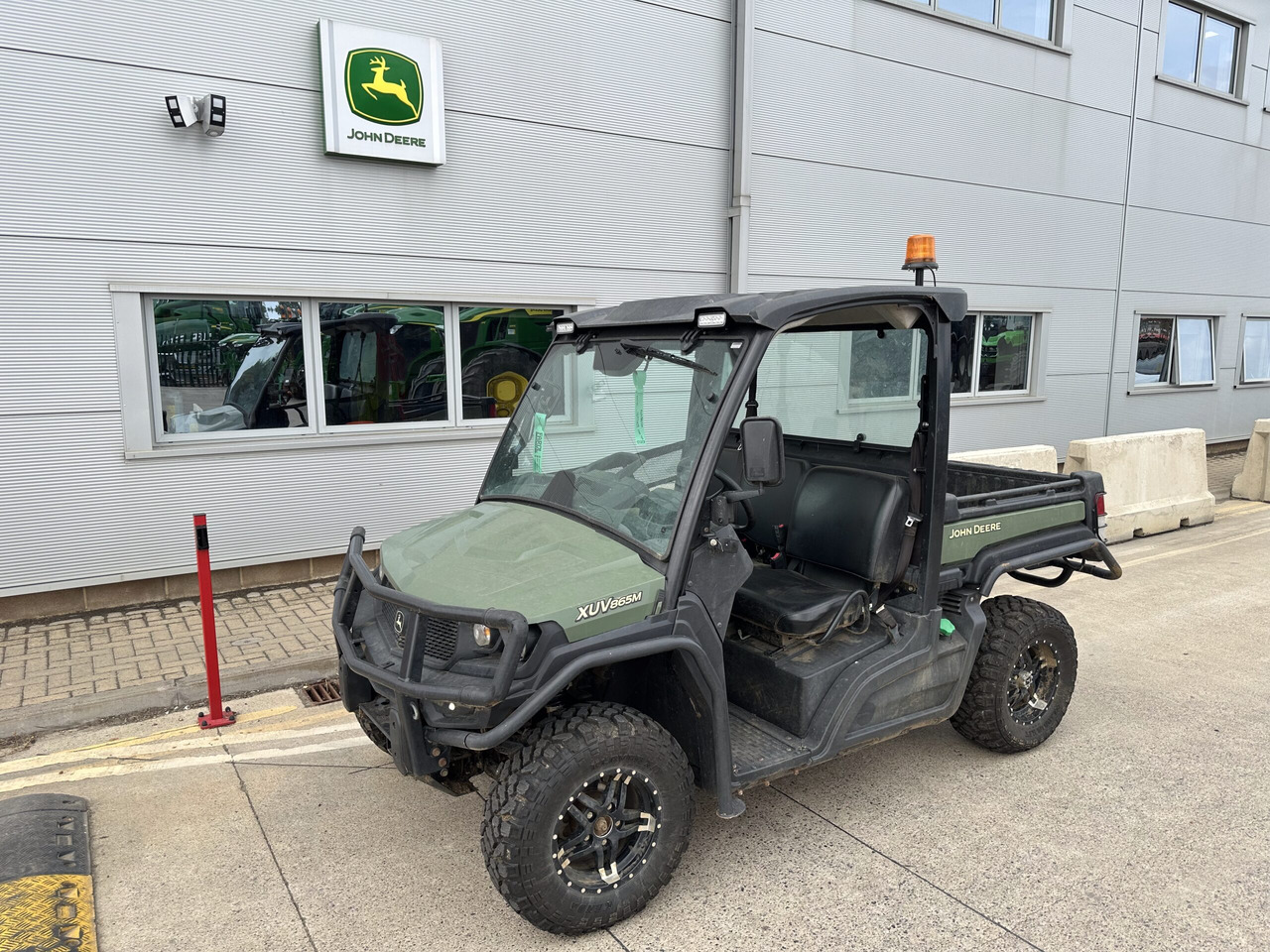 John Deere XUV865M - مركبة لجميع التضاريس: صورة 1 John Deere XUV865M - مركبة لجميع التضاريس: صورة 1