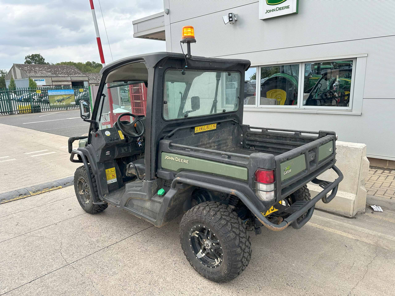 John Deere XUV865M - مركبة لجميع التضاريس: صورة 3 John Deere XUV865M - مركبة لجميع التضاريس: صورة 3