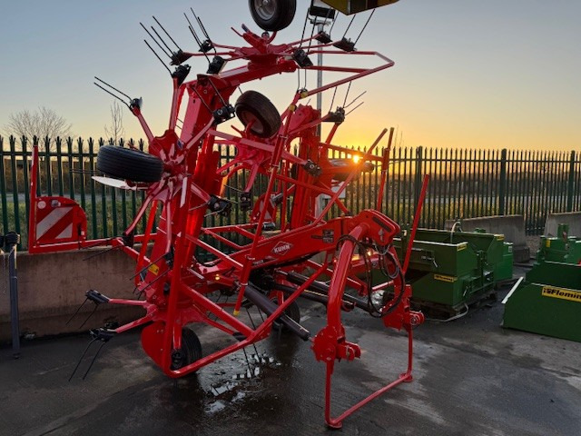 Kuhn GF7803 Tedder - آلة تيبيس العشب/ آلة جمع العشب: صورة 2 Kuhn GF7803 Tedder - آلة تيبيس العشب/ آلة جمع العشب: صورة 2