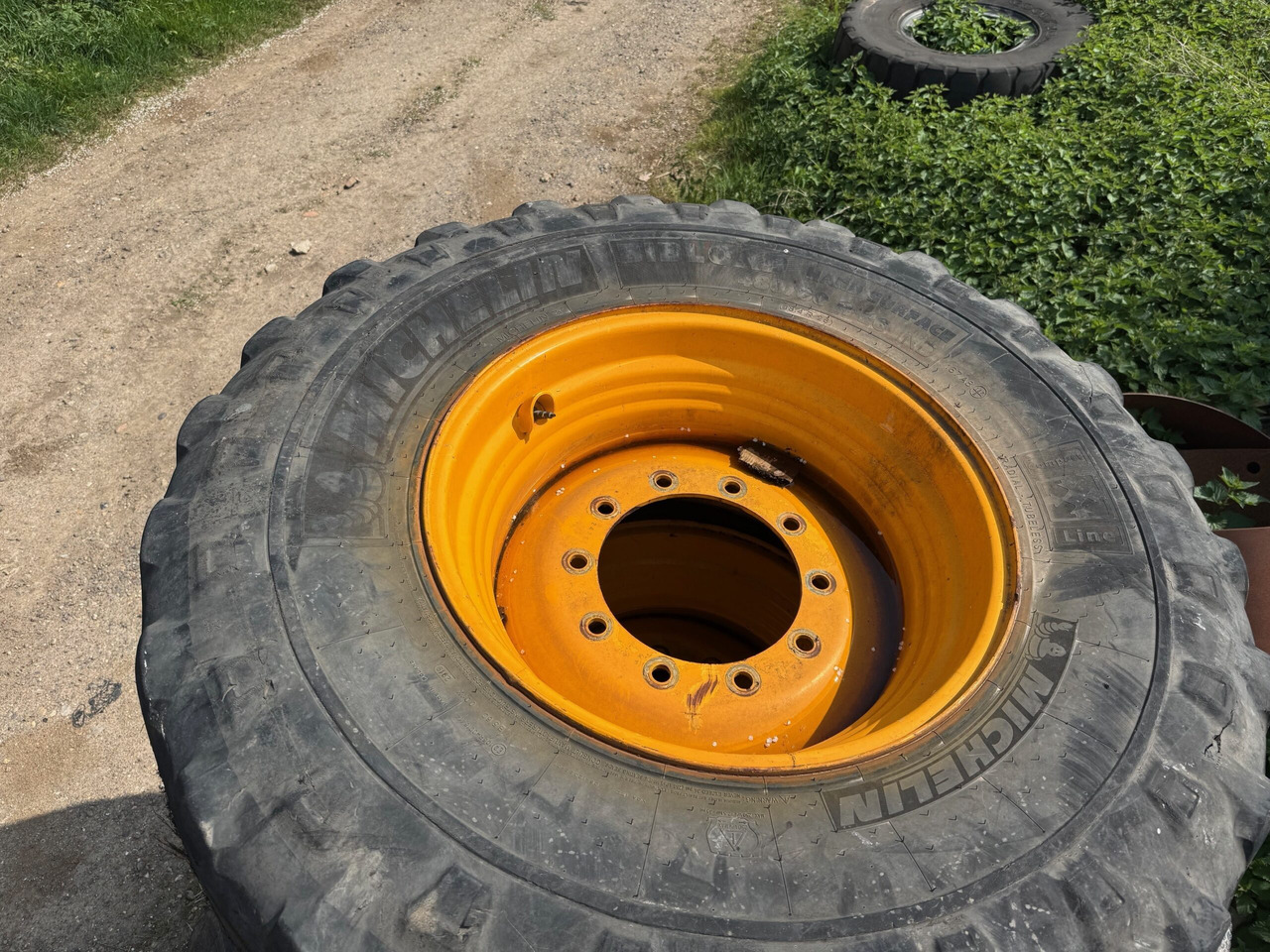 Solid Tyres On Rims - الإطارات والجنوط: صورة 1 Solid Tyres On Rims - الإطارات والجنوط: صورة 1