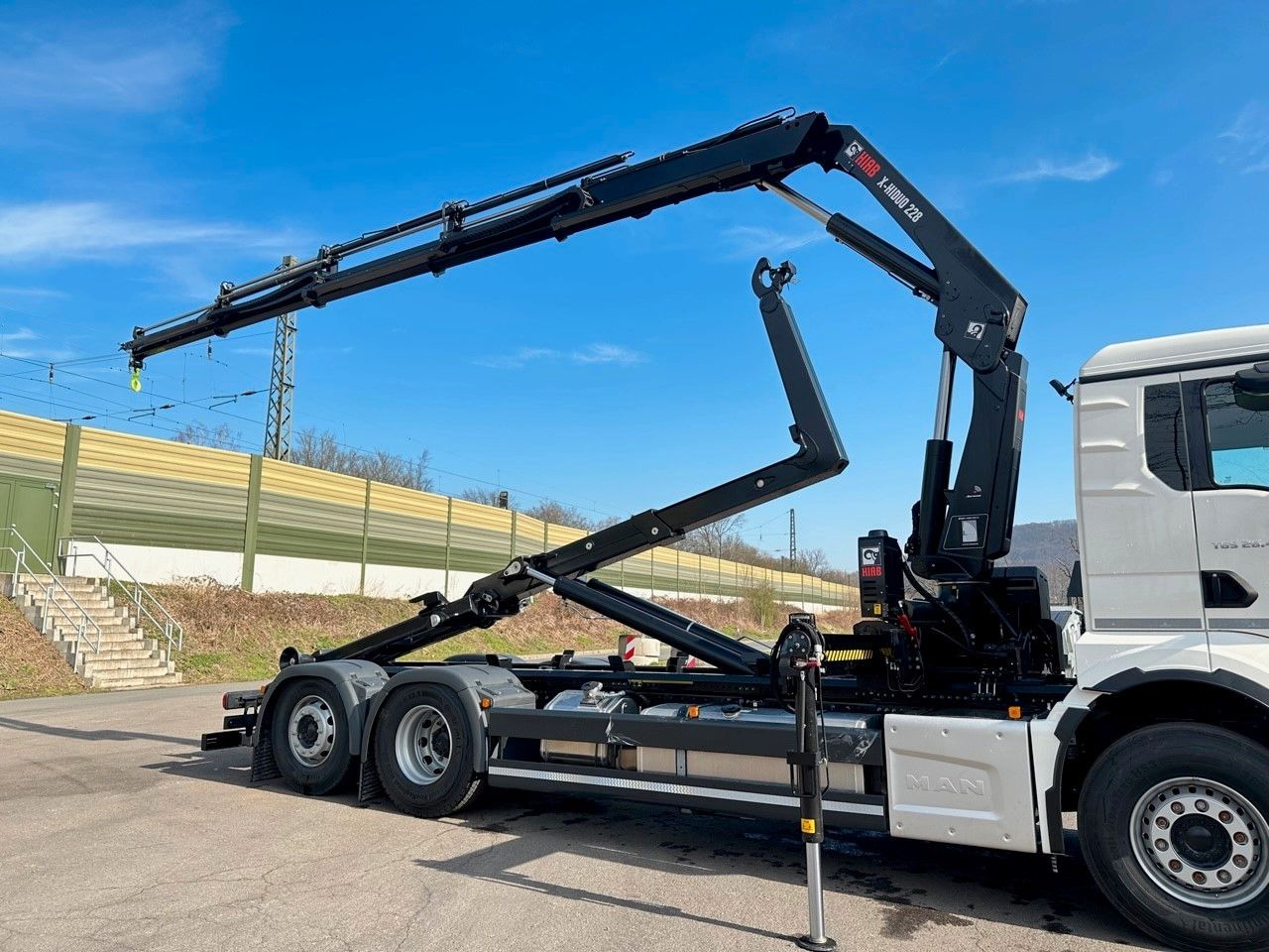 MAN TGS 26.470 6x2 Abrollkipper + Kran Hiab 228-4 - شاحنة ذات خطاف, شاحنة كرين: صورة 2 MAN TGS 26.470 6x2 Abrollkipper + Kran Hiab 228-4 - شاحنة ذات خطاف, شاحنة كرين: صورة 2