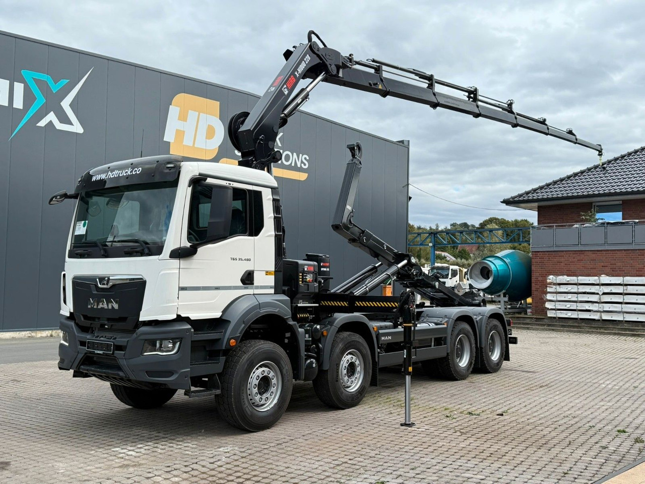 MAN TGS 35.480 8x4 Abrollkipper + Kran HIAB 228-6 - شاحنة ذات خطاف, شاحنة كرين: صورة 2 MAN TGS 35.480 8x4 Abrollkipper + Kran HIAB 228-6 - شاحنة ذات خطاف, شاحنة كرين: صورة 2