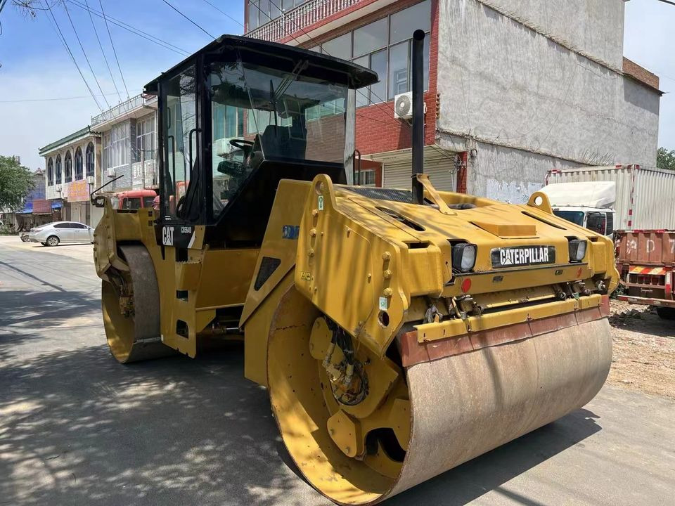 Caterpillar CB564D Double Drum Road Roller 7 Ton Weight With Core Components Engine and Bearing Essential Road Machinery - مدحلة اسفلت: صورة 3 Caterpillar CB564D Double Drum Road Roller 7 Ton Weight With Core Components Engine and Bearing Essential Road Machinery - مدحلة اسفلت: صورة 3