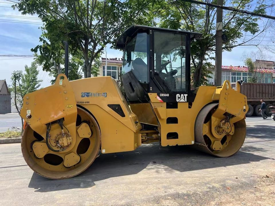 Caterpillar CB564D Double Drum Road Roller 7 Ton Weight With Core Components Engine and Bearing Essential Road Machinery - مدحلة اسفلت: صورة 2 Caterpillar CB564D Double Drum Road Roller 7 Ton Weight With Core Components Engine and Bearing Essential Road Machinery - مدحلة اسفلت: صورة 2