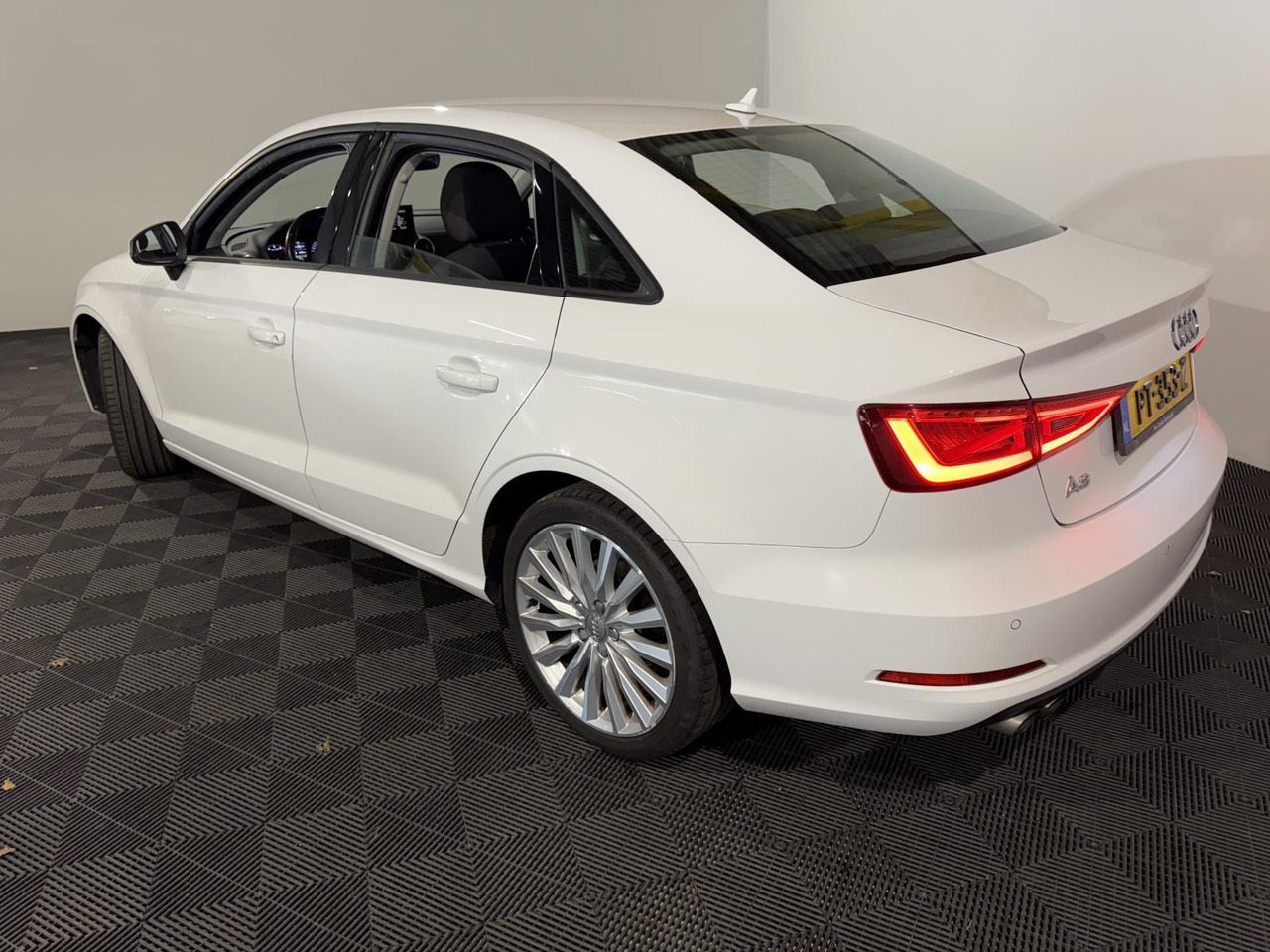 Audi | A3 Limousine | 1.4 TFSI Attraction Pro Line Plus Automaat | 2016 | 256.538 km | PT353Z | Geen oordeel - سيدان: صورة 4 Audi | A3 Limousine | 1.4 TFSI Attraction Pro Line Plus Automaat | 2016 | 256.538 km | PT353Z | Geen oordeel - سيدان: صورة 4