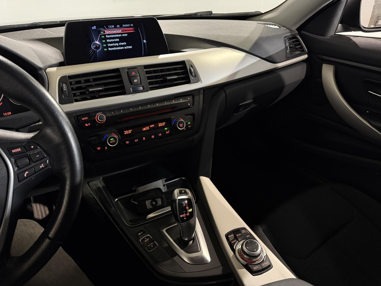 BMW | 4-serie Coupé | 420i Executive Automaat | 2015 | 213.401 km | 2ZGG53 | Logisch - سيارة: صورة 4 BMW | 4-serie Coupé | 420i Executive Automaat | 2015 | 213.401 km | 2ZGG53 | Logisch - سيارة: صورة 4