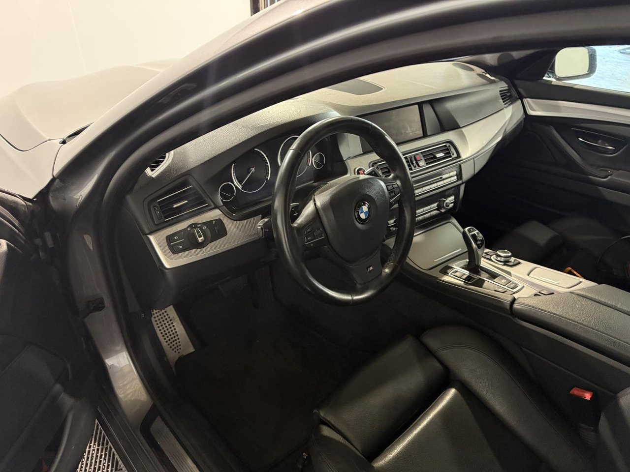 BMW | 5-serie | 520i High Executive | 2013 | 218.545 km | 46ZSF1 | Logisch - سيدان: صورة 4 BMW | 5-serie | 520i High Executive | 2013 | 218.545 km | 46ZSF1 | Logisch - سيدان: صورة 4