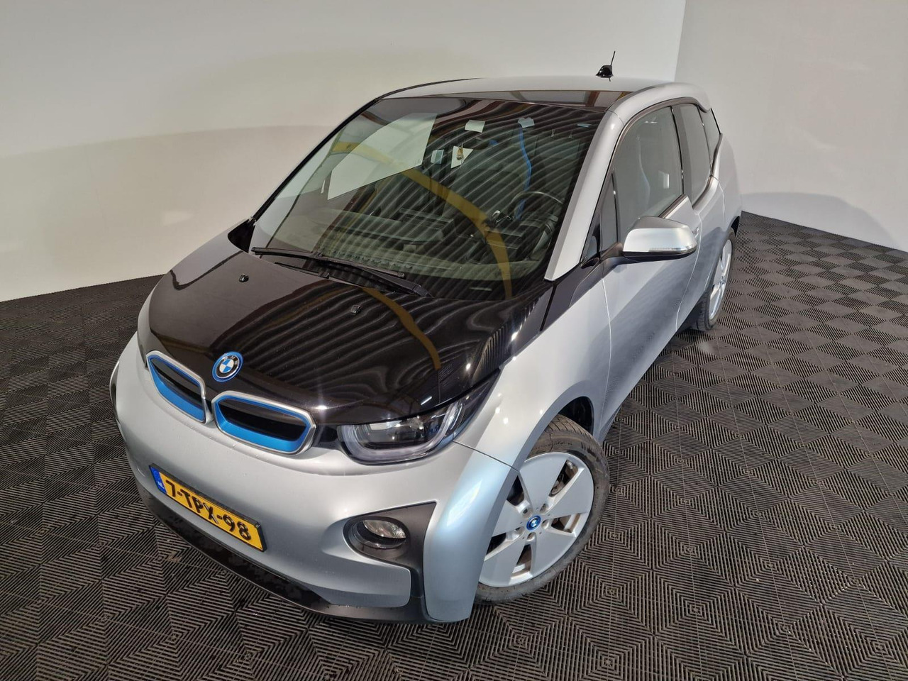 BMW i3 Range Extender 7-TPX-98 48.489 km - سيارة: صورة 1 BMW i3 Range Extender 7-TPX-98 48.489 km - سيارة: صورة 1