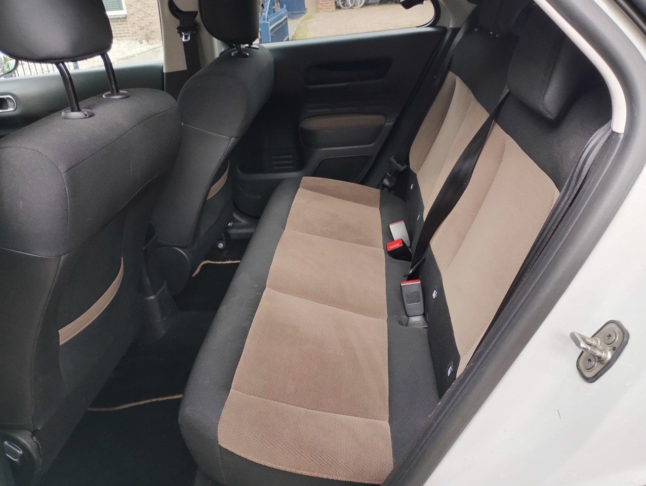 Citroen | C4 Cactus | 1.6 BlueHDi Business | 2015 | 201.033 km | GP170S | Logisch - سيارة دفع رباعي: صورة 5 Citroen | C4 Cactus | 1.6 BlueHDi Business | 2015 | 201.033 km | GP170S | Logisch - سيارة دفع رباعي: صورة 5