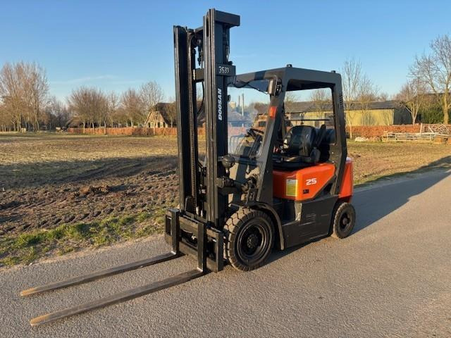 Doosan G25G LP Vorkheftruck Side-shift - رافعة شوكية تعمل بالغاز: صورة 1 Doosan G25G LP Vorkheftruck Side-shift - رافعة شوكية تعمل بالغاز: صورة 1