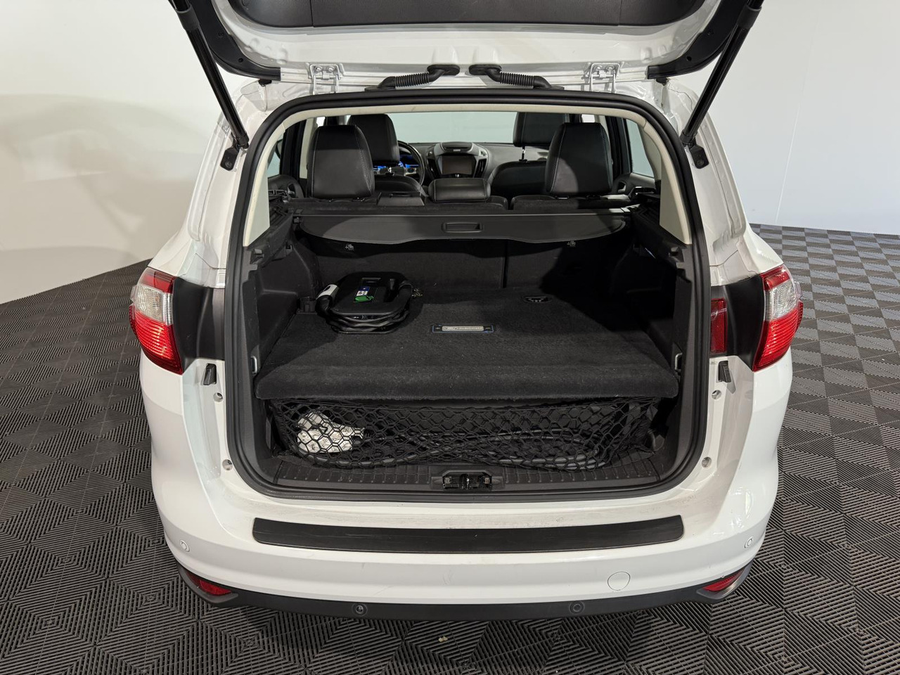 Ford C-Max 2.0 Plug-in Hybrid Titanium Plus | 2015 | 233.632 km | HL-834-P - سيارة: صورة 4 Ford C-Max 2.0 Plug-in Hybrid Titanium Plus | 2015 | 233.632 km | HL-834-P - سيارة: صورة 4