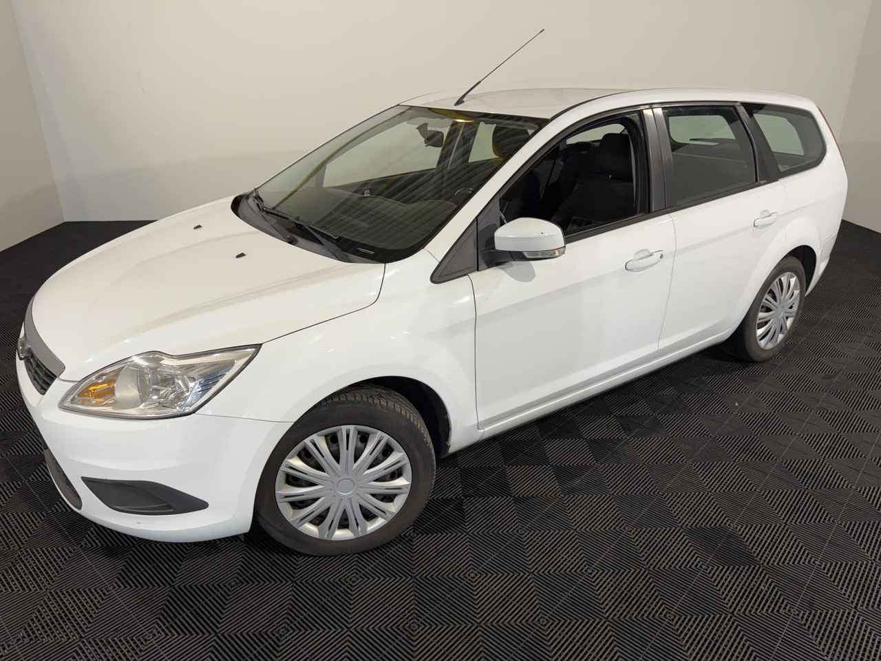 Ford Focus Wagon 1.6 Comfort 33-LKG-1 283.490 km - سيارة: صورة 1 Ford Focus Wagon 1.6 Comfort 33-LKG-1 283.490 km - سيارة: صورة 1