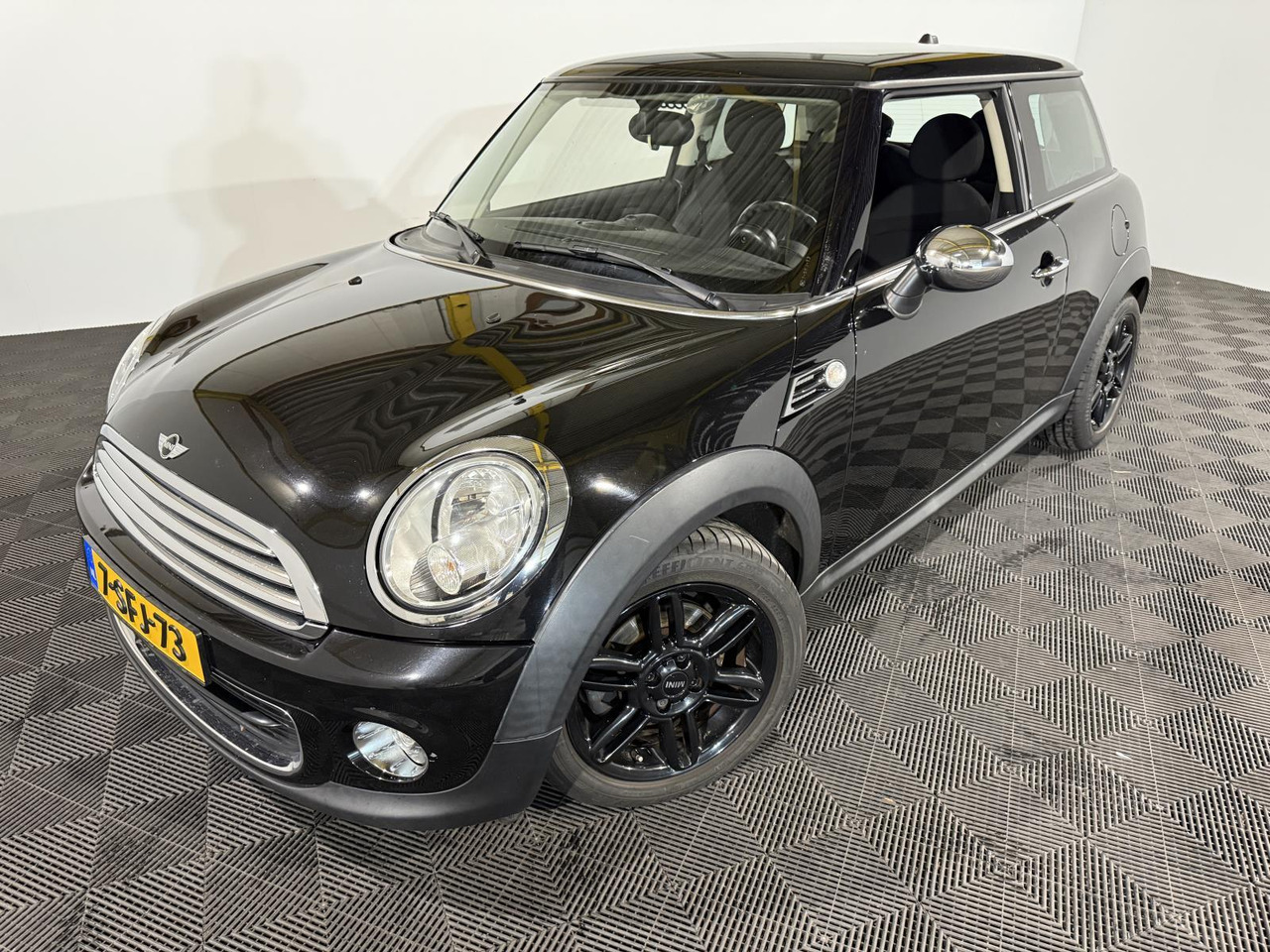 Mini | Mini | 1.6 One Pepper | 2013 | 219.773 km | 7SFJ73 | Logisch - هاتشباك: صورة 1 Mini | Mini | 1.6 One Pepper | 2013 | 219.773 km | 7SFJ73 | Logisch - هاتشباك: صورة 1