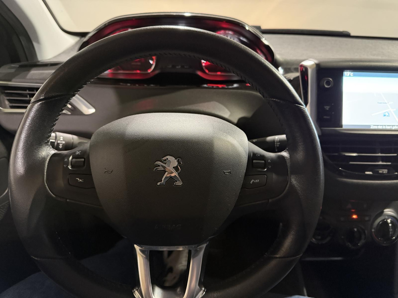 Peugeot | 208 | 1.2 VTi Style | 2014 | 191.063 km | 9XVB78 | Logisch - هاتشباك: صورة 4 Peugeot | 208 | 1.2 VTi Style | 2014 | 191.063 km | 9XVB78 | Logisch - هاتشباك: صورة 4