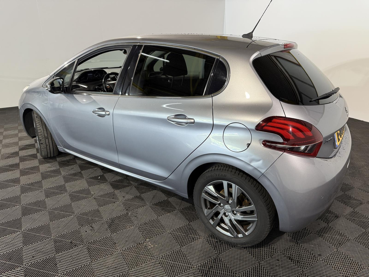 Peugeot | 208 | 1.5 BlueHDi Blue Lease Allure | 2019 | 183.354 km | R049BT | Geen oordeel - هاتشباك: صورة 3 Peugeot | 208 | 1.5 BlueHDi Blue Lease Allure | 2019 | 183.354 km | R049BT | Geen oordeel - هاتشباك: صورة 3