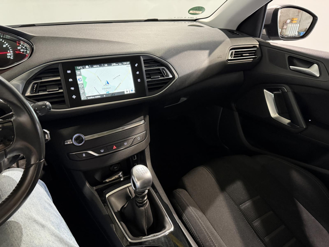 Peugeot | 308 SW | 1.2 e-THP Allure | 2015 | 158.352 km | 6ZJS05 | Logisch - سيارة: صورة 2 Peugeot | 308 SW | 1.2 e-THP Allure | 2015 | 158.352 km | 6ZJS05 | Logisch - سيارة: صورة 2