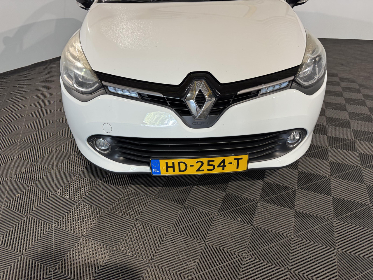 Renault Clio 0.9 TCe ECO Night&Day | 2015 | 170.065 km | HD-254 T - هاتشباك: صورة 2 Renault Clio 0.9 TCe ECO Night&Day | 2015 | 170.065 km | HD-254 T - هاتشباك: صورة 2