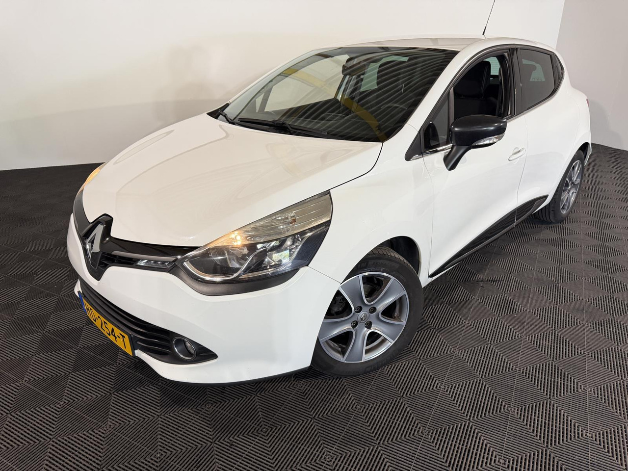 Renault Clio 0.9 TCe ECO Night&Day | 2015 | 170.065 km | HD-254 T - هاتشباك: صورة 1 Renault Clio 0.9 TCe ECO Night&Day | 2015 | 170.065 km | HD-254 T - هاتشباك: صورة 1