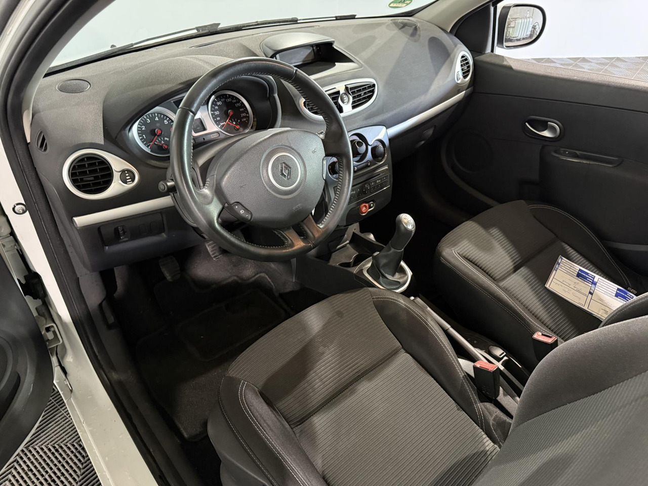 Renault Clio 1.2 TCe Collection | 2012 | 179.266 km | 15-ZDF-9 - هاتشباك: صورة 3 Renault Clio 1.2 TCe Collection | 2012 | 179.266 km | 15-ZDF-9 - هاتشباك: صورة 3