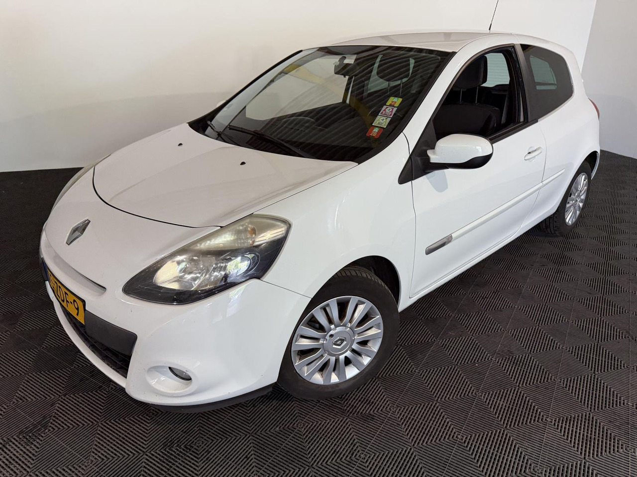 Renault Clio 1.2 TCe Collection | 2012 | 179.266 km | 15-ZDF-9 - هاتشباك: صورة 1 Renault Clio 1.2 TCe Collection | 2012 | 179.266 km | 15-ZDF-9 - هاتشباك: صورة 1