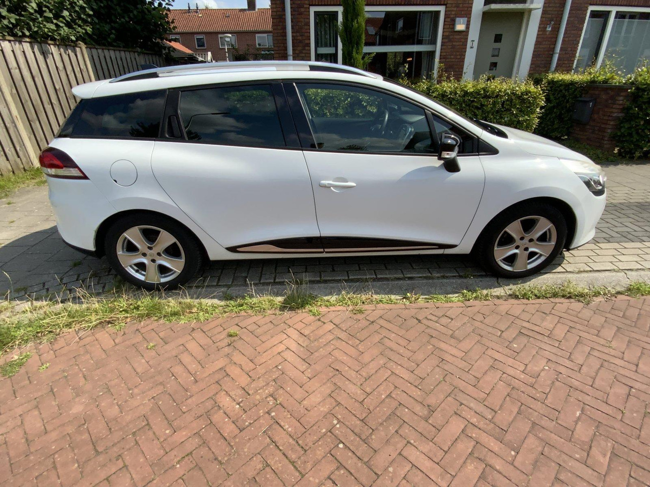 Renault | Clio Estate | 0.9 TCe Expression | 2015 | 120.426 km | GL-215-T - سيارة: صورة 2 Renault | Clio Estate | 0.9 TCe Expression | 2015 | 120.426 km | GL-215-T - سيارة: صورة 2