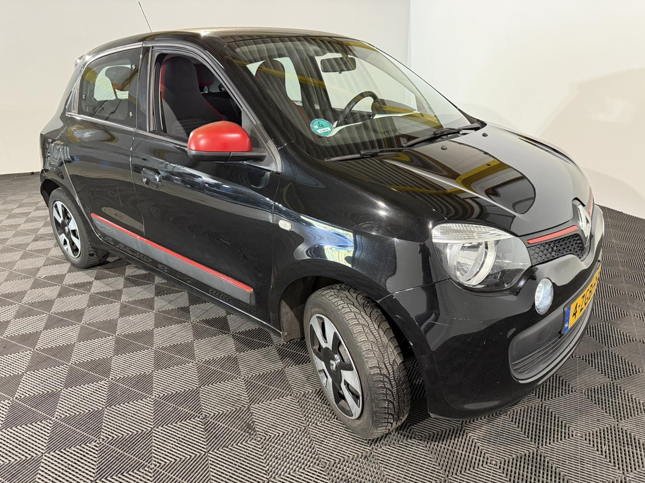 Renault | Twingo | 1.0 SCe Expression | 2015 | 226.056 km | 4ZGB99 | Logisch - هاتشباك: صورة 5 Renault | Twingo | 1.0 SCe Expression | 2015 | 226.056 km | 4ZGB99 | Logisch - هاتشباك: صورة 5