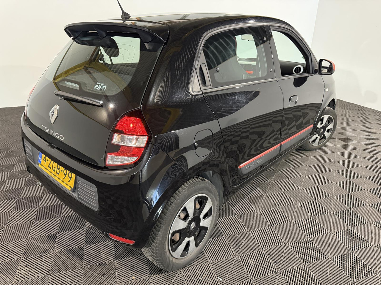 Renault | Twingo | 1.0 SCe Expression | 2015 | 226.056 km | 4ZGB99 | Logisch - هاتشباك: صورة 4 Renault | Twingo | 1.0 SCe Expression | 2015 | 226.056 km | 4ZGB99 | Logisch - هاتشباك: صورة 4