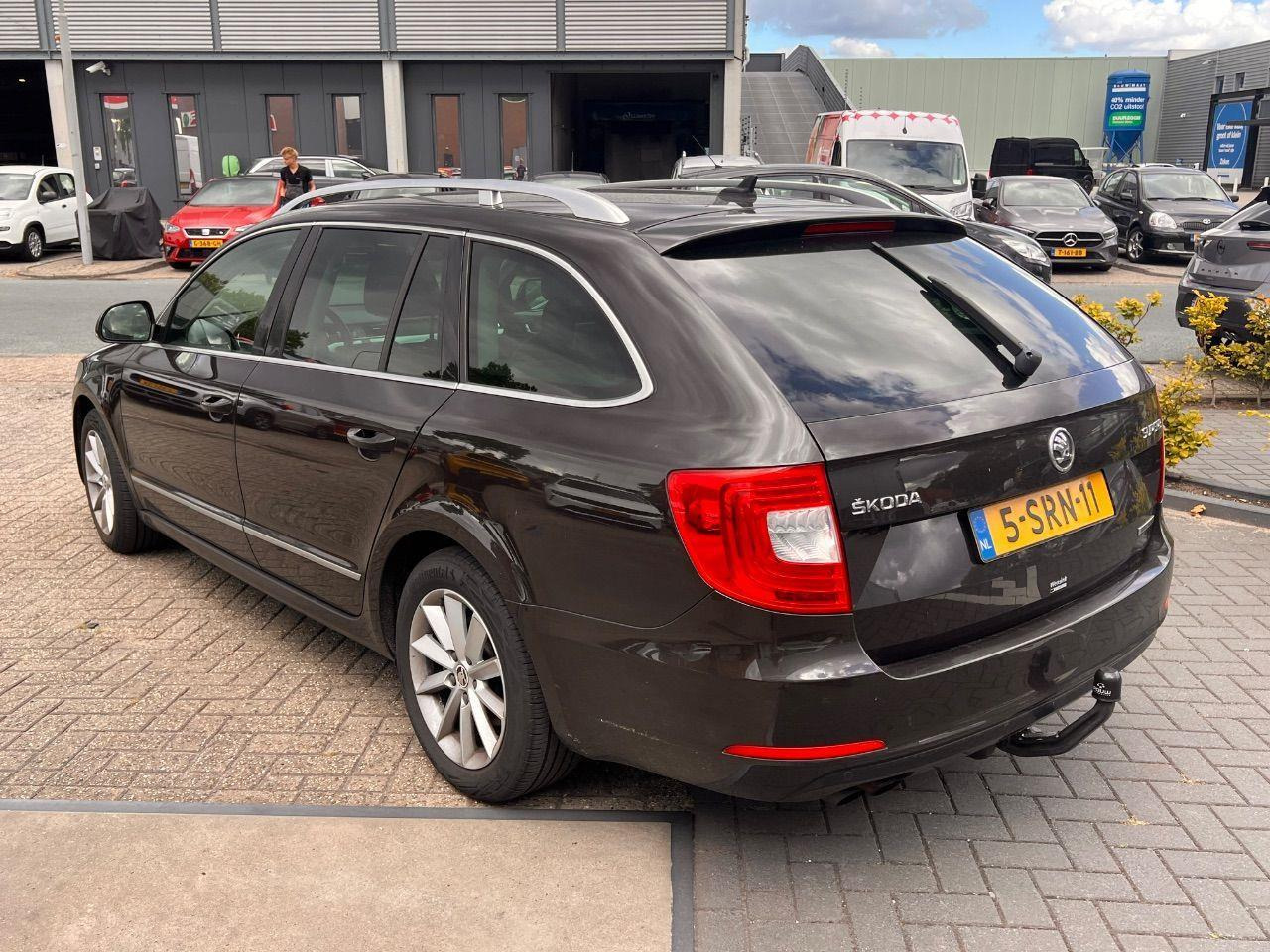 Skoda Superb Combi 1.6 TDI Sprint Pro | 2014 | 251.854 km | 5SRN11 | NAP: Logisch - سيارة: صورة 3 Skoda Superb Combi 1.6 TDI Sprint Pro | 2014 | 251.854 km | 5SRN11 | NAP: Logisch - سيارة: صورة 3