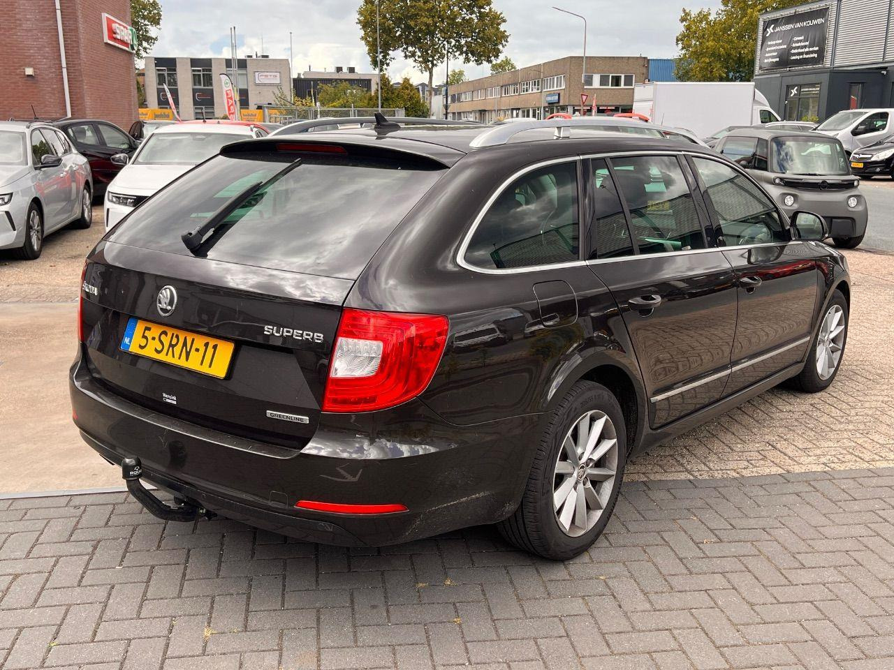 Skoda Superb Combi 1.6 TDI Sprint Pro | 2014 | 251.854 km | 5SRN11 | NAP: Logisch - سيارة: صورة 4 Skoda Superb Combi 1.6 TDI Sprint Pro | 2014 | 251.854 km | 5SRN11 | NAP: Logisch - سيارة: صورة 4