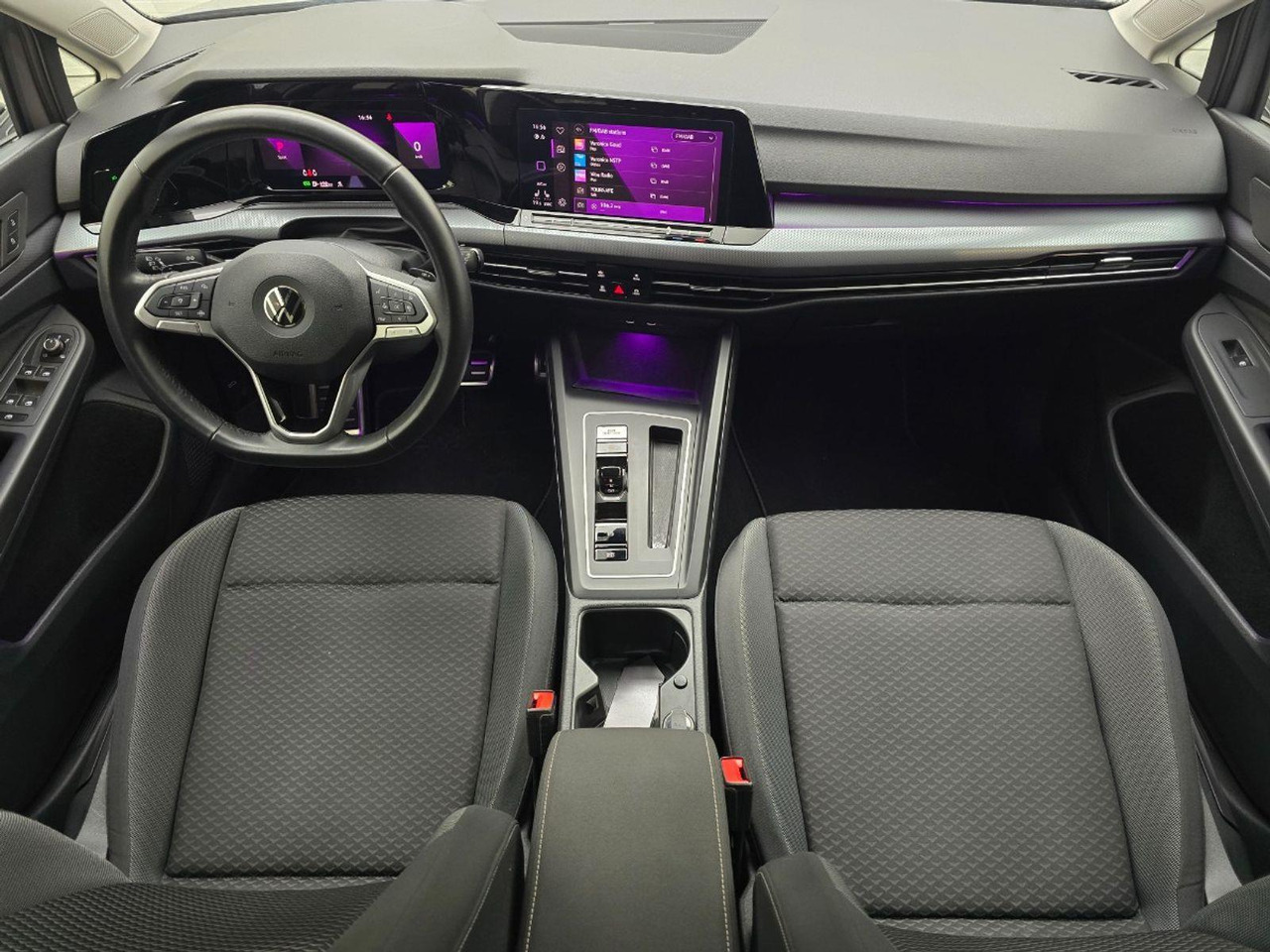 Volkswagen Golf 1.5 eTSI R - Line Business+ | 2022 | 46.250 km | Automaat | R620XD | NAP: Geen oordeel - هاتشباك: صورة 5 Volkswagen Golf 1.5 eTSI R - Line Business+ | 2022 | 46.250 km | Automaat | R620XD | NAP: Geen oordeel - هاتشباك: صورة 5