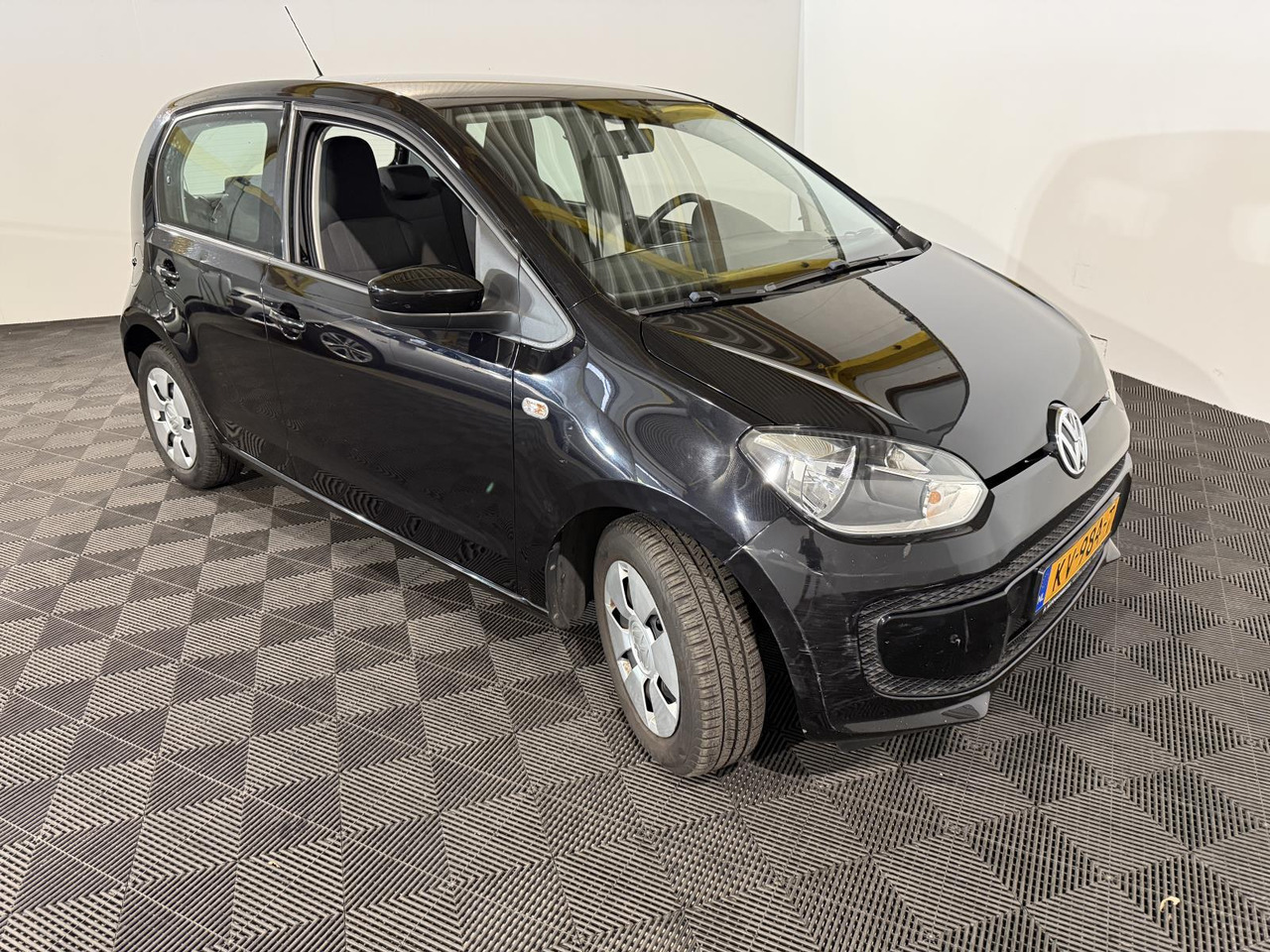 Volkswagen Up 1.0 Move up! BlueMotion | 2015 | 169.625 km | KV-984-T - هاتشباك: صورة 4 Volkswagen Up 1.0 Move up! BlueMotion | 2015 | 169.625 km | KV-984-T - هاتشباك: صورة 4