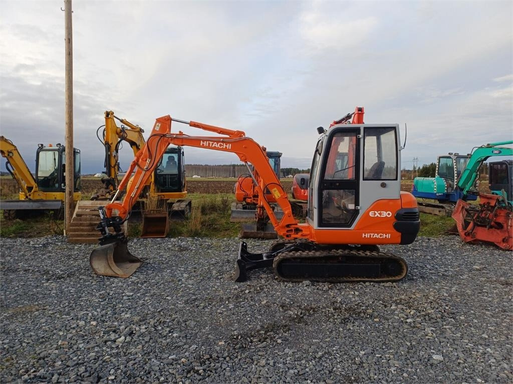 Hitachi EX30 Kallistuvalla liittimellä - حفارة مُصَّغرة: صورة 2 Hitachi EX30 Kallistuvalla liittimellä - حفارة مُصَّغرة: صورة 2