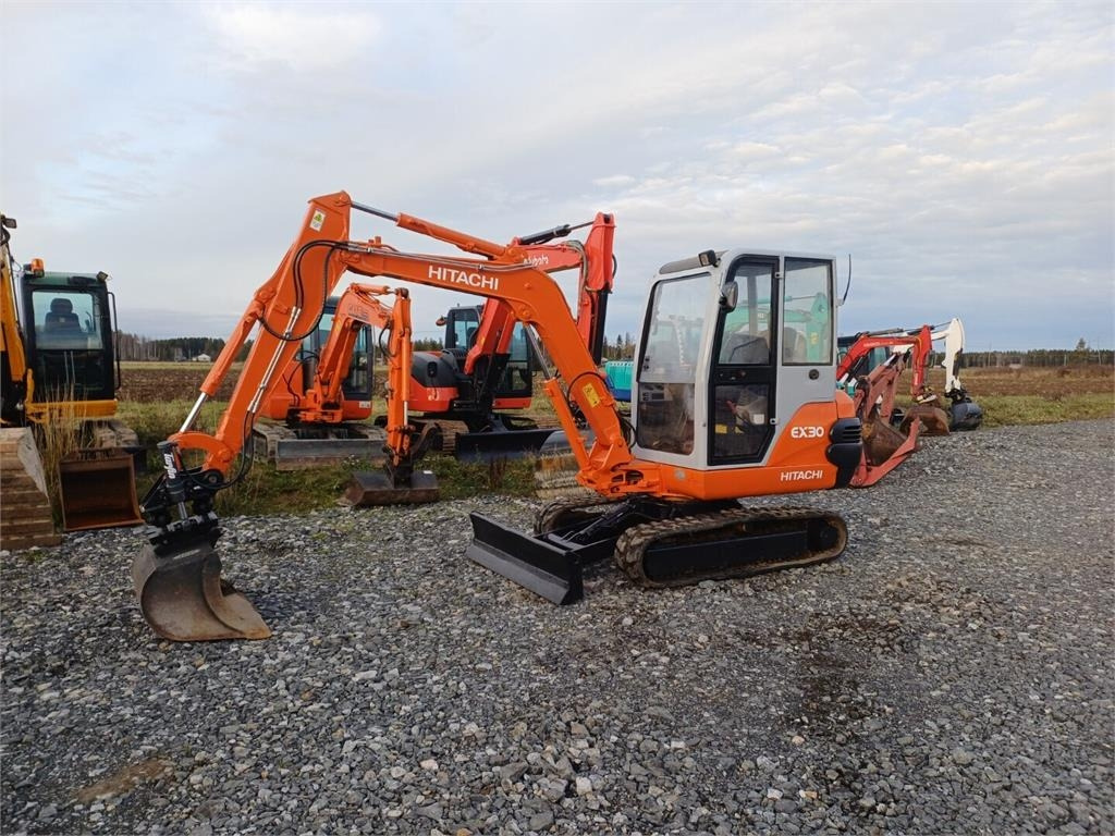 Hitachi EX30 Kallistuvalla liittimellä - حفارة مُصَّغرة: صورة 1 Hitachi EX30 Kallistuvalla liittimellä - حفارة مُصَّغرة: صورة 1