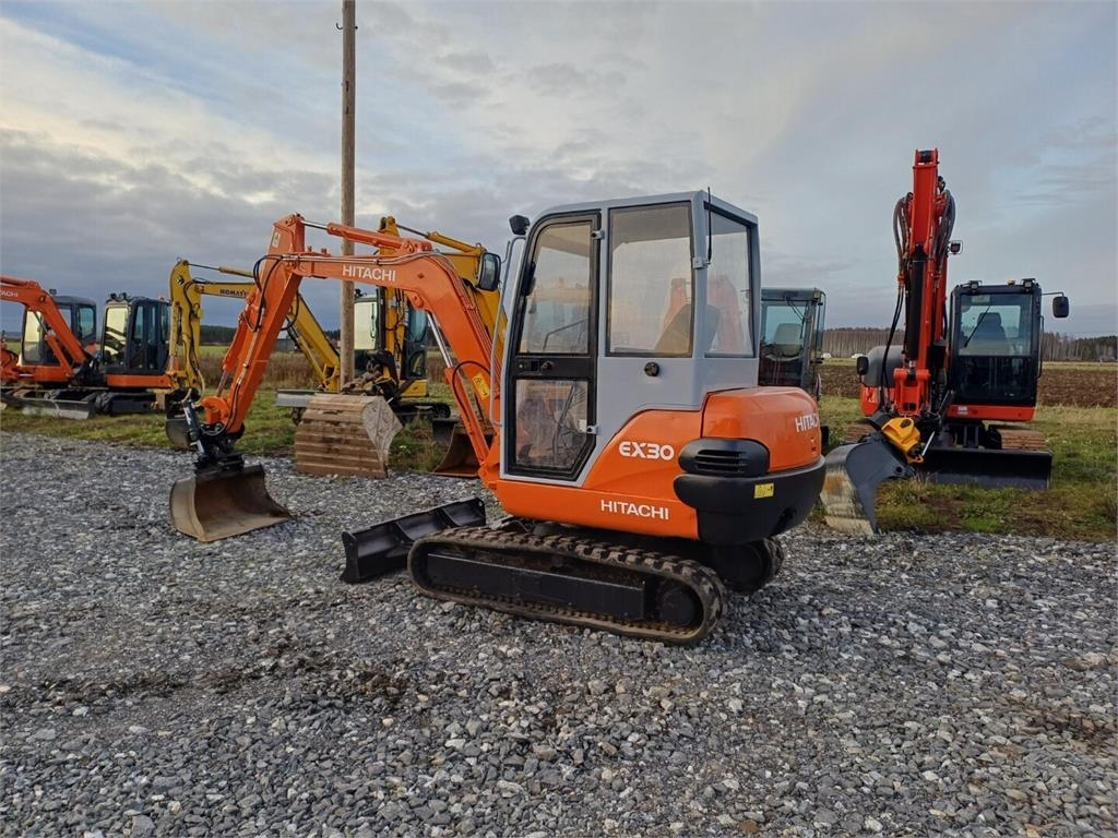 Hitachi EX30 Kallistuvalla liittimellä - حفارة مُصَّغرة: صورة 3 Hitachi EX30 Kallistuvalla liittimellä - حفارة مُصَّغرة: صورة 3