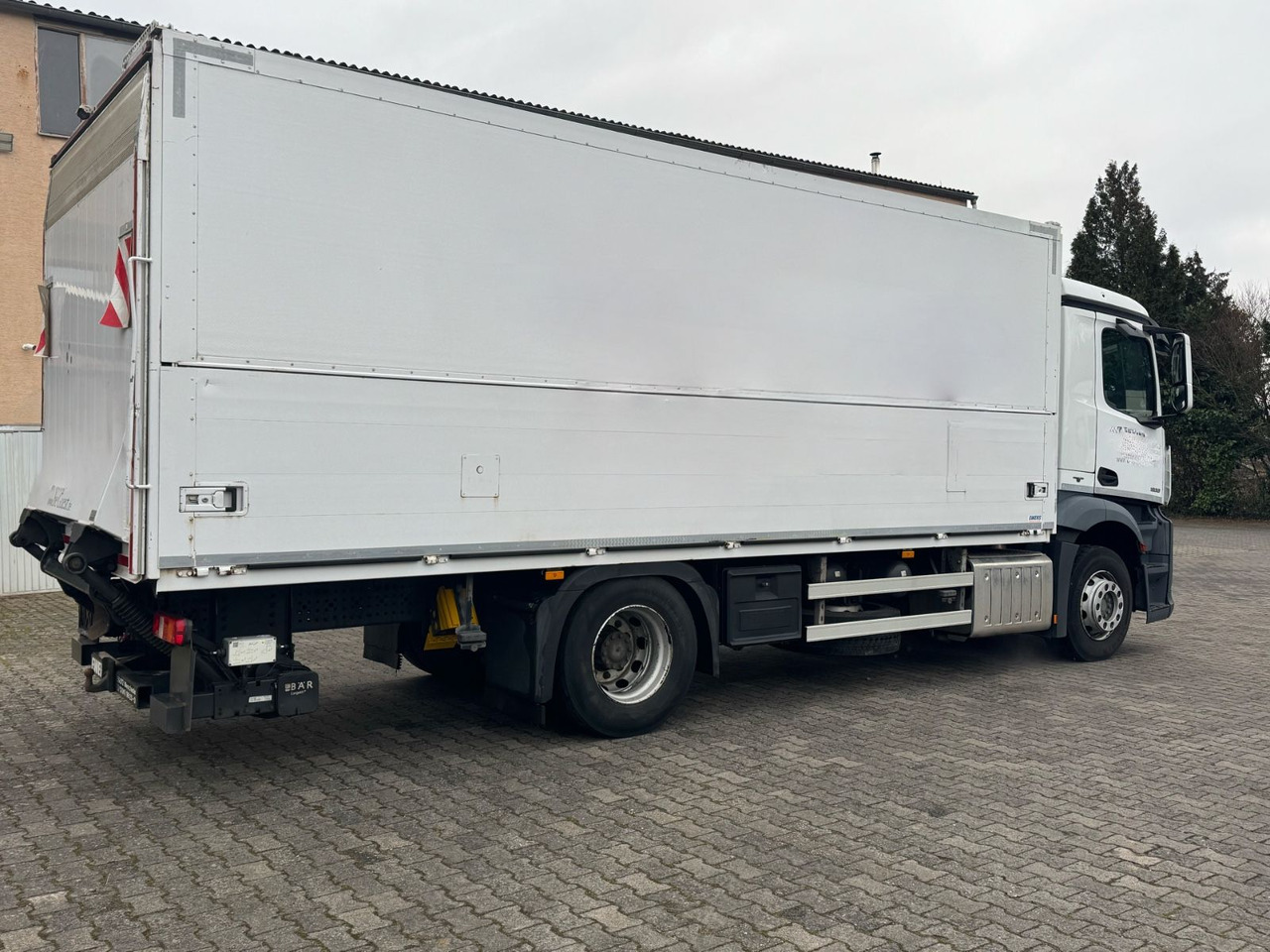 Mercedes-Benz Antos 1836L/4x2/2t.LBW/2xAHK/aus.1Hand/16.Pal. - شاحنة المشروبات: صورة 4 Mercedes-Benz Antos 1836L/4x2/2t.LBW/2xAHK/aus.1Hand/16.Pal. - شاحنة المشروبات: صورة 4