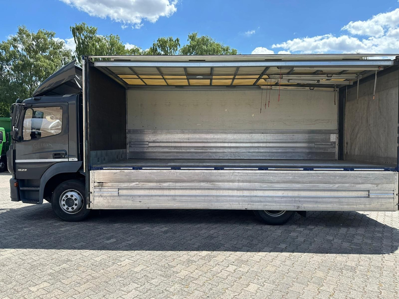 Mercedes-Benz Atego 1523/Klima/LBW/GT-Zertifiziert/2xAHK - شاحنة المشروبات: صورة 4 Mercedes-Benz Atego 1523/Klima/LBW/GT-Zertifiziert/2xAHK - شاحنة المشروبات: صورة 4
