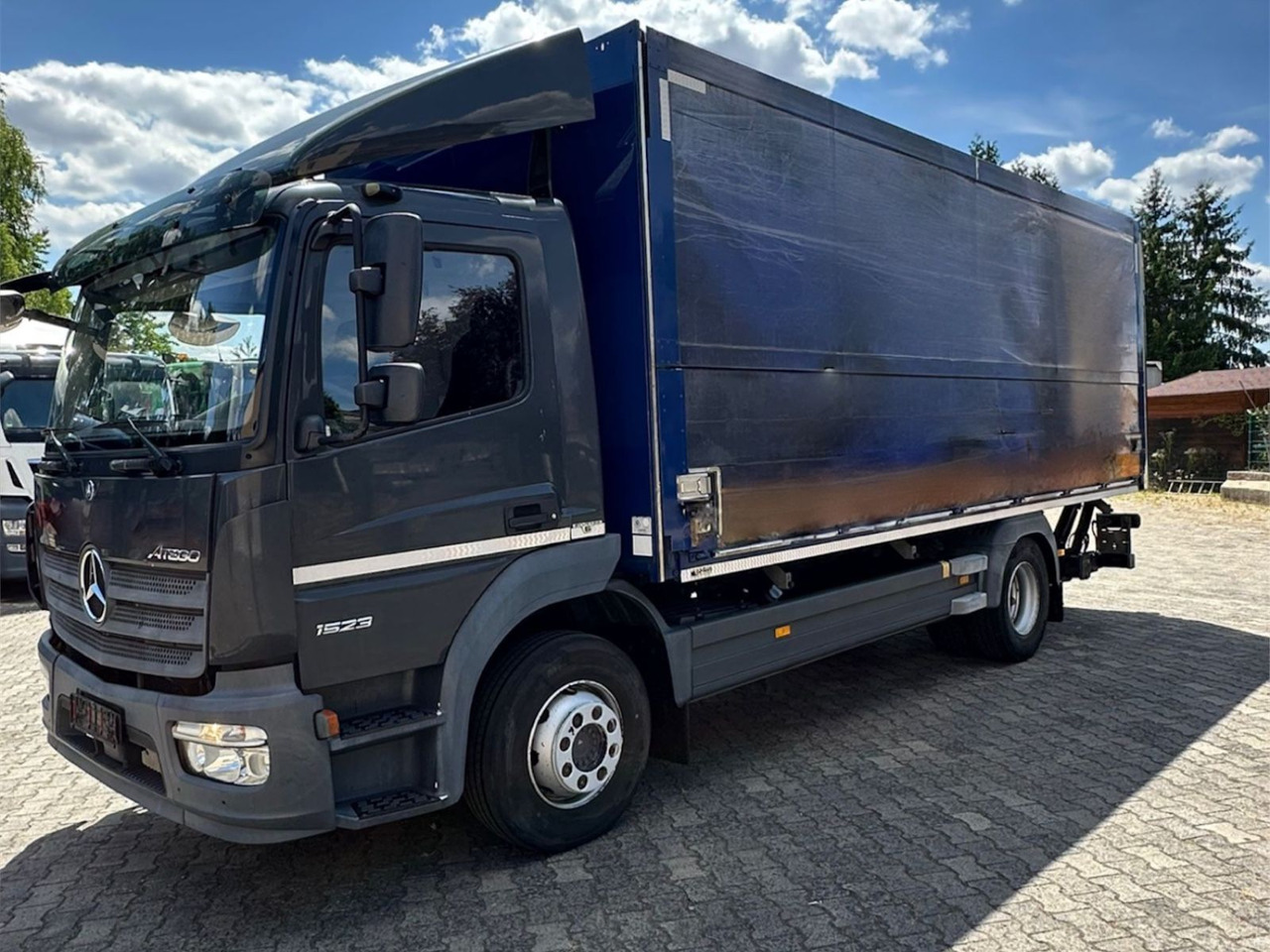 Mercedes-Benz Atego 1523/Klima/LBW/GT-Zertifiziert/2xAHK - شاحنة المشروبات: صورة 2 Mercedes-Benz Atego 1523/Klima/LBW/GT-Zertifiziert/2xAHK - شاحنة المشروبات: صورة 2
