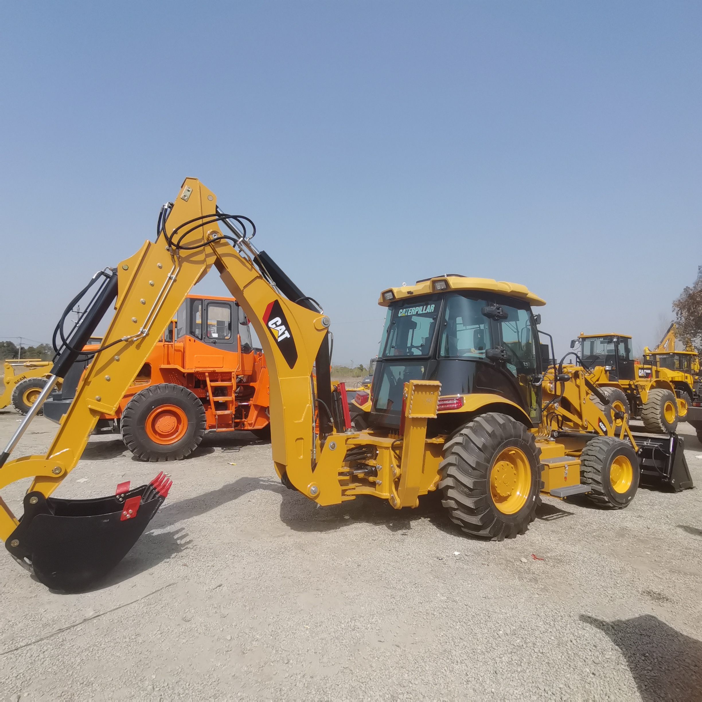 CATERPILLAR 420F - جرافة حفار: صورة 1 CATERPILLAR 420F - جرافة حفار: صورة 1
