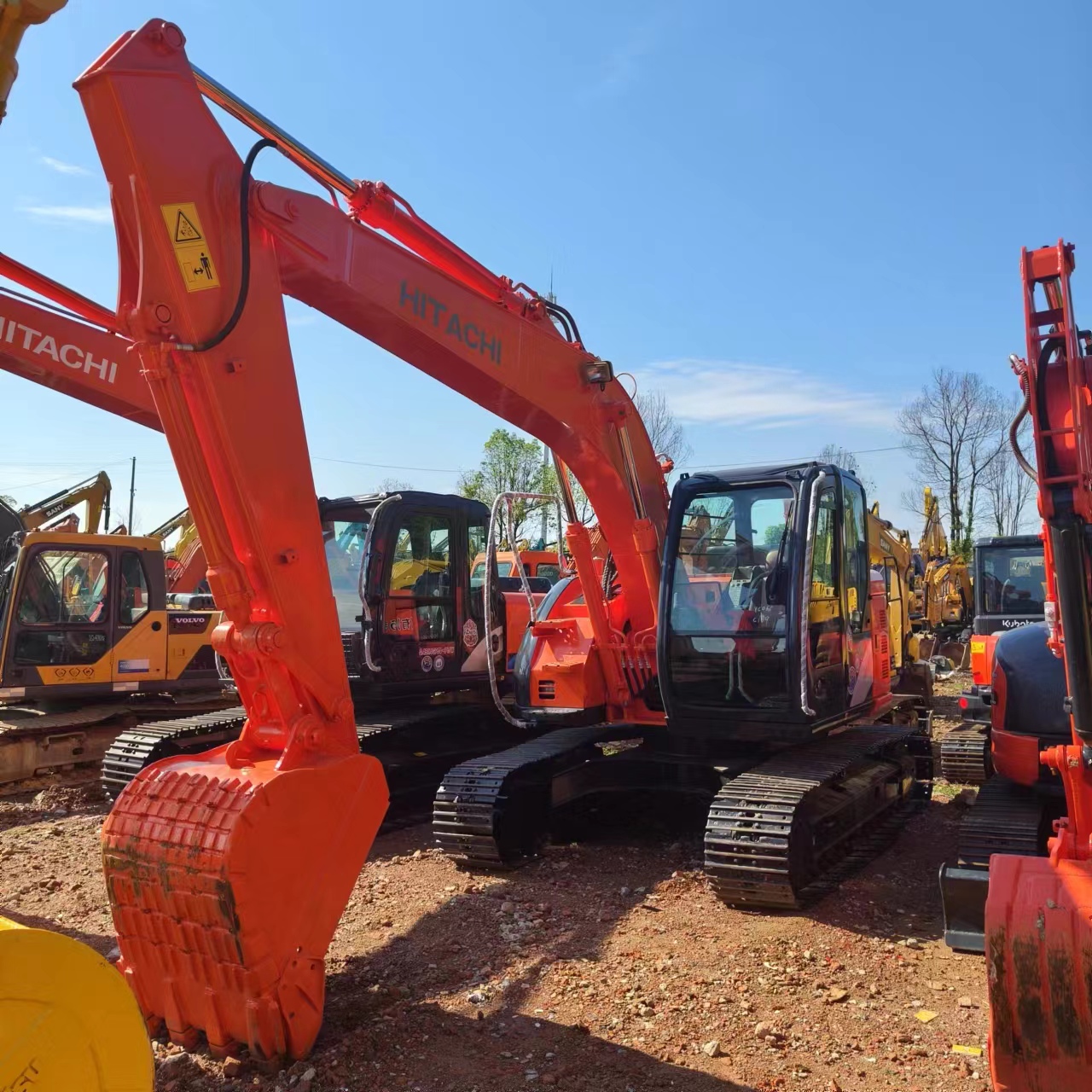 HITACHI ZX135 - حفار زحاف: صورة 1 HITACHI ZX135 - حفار زحاف: صورة 1
