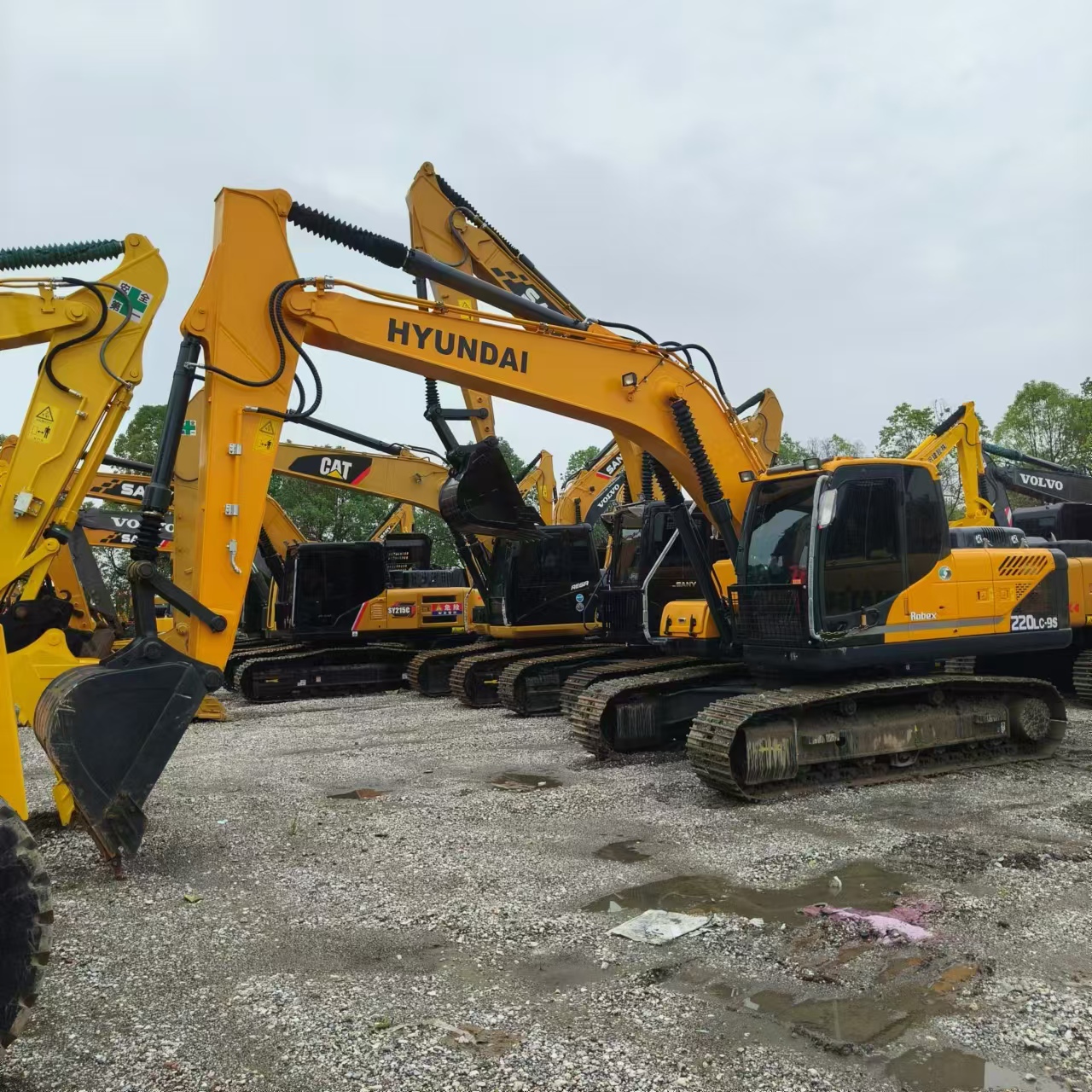 HYUNDAI R220LC-9S - حفار زحاف: صورة 2 HYUNDAI R220LC-9S - حفار زحاف: صورة 2
