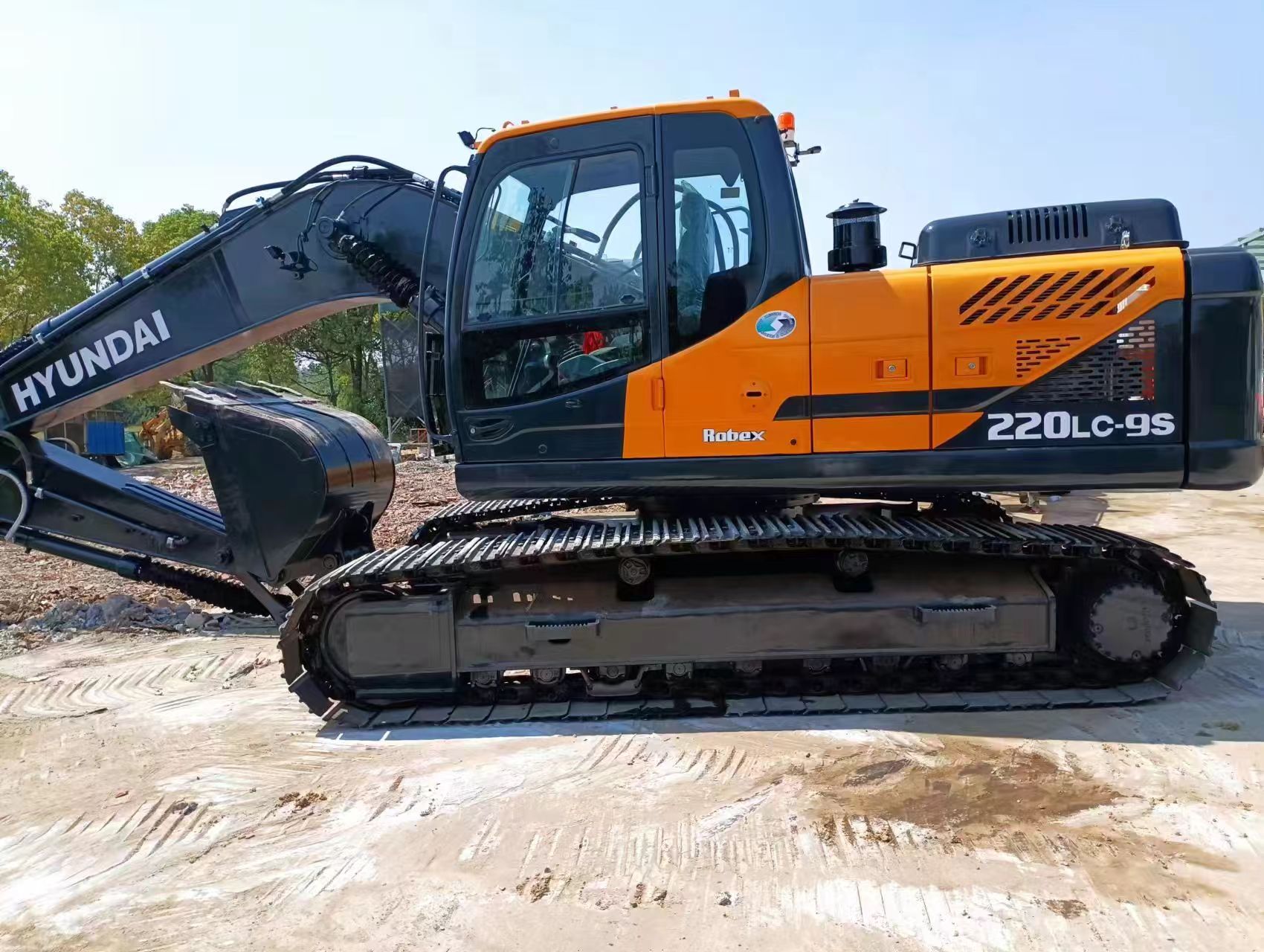 Hyundai 220 - حفار زحاف: صورة 1 Hyundai 220 - حفار زحاف: صورة 1