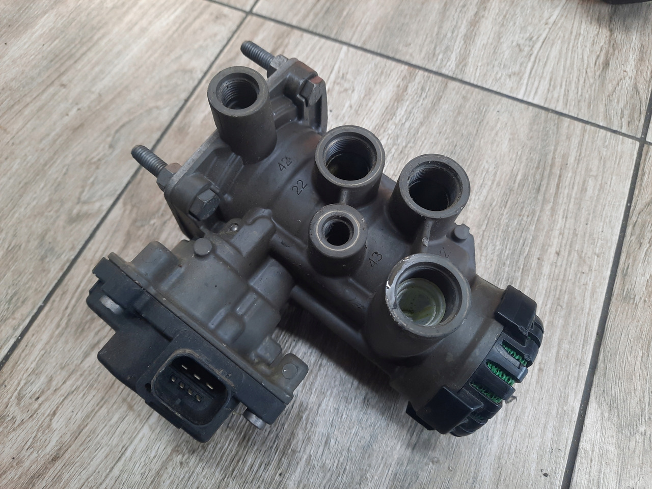 KNORR-BREMSE ZAWÓR NACZEPOWY EBS EUROPA RENAULT GAMA T C K RANGE MIDLUM D - صمام الفرامل - شاحنة: صورة 2 KNORR-BREMSE ZAWÓR NACZEPOWY EBS EUROPA RENAULT GAMA T C K RANGE MIDLUM D - صمام الفرامل - شاحنة: صورة 2