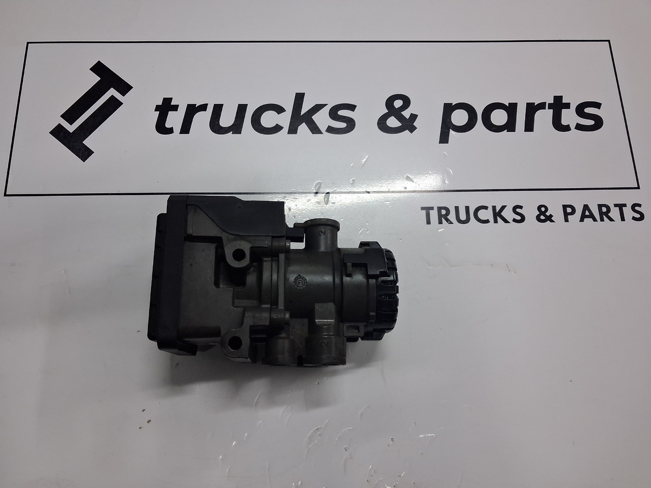 KNORR-BREMSE ZAWÓR NACZEPOWY EBS EUROPA VOLVO FH FM RENAULT DXI - صمام الفرامل - شاحنة: صورة 1 KNORR-BREMSE ZAWÓR NACZEPOWY EBS EUROPA VOLVO FH FM RENAULT DXI - صمام الفرامل - شاحنة: صورة 1