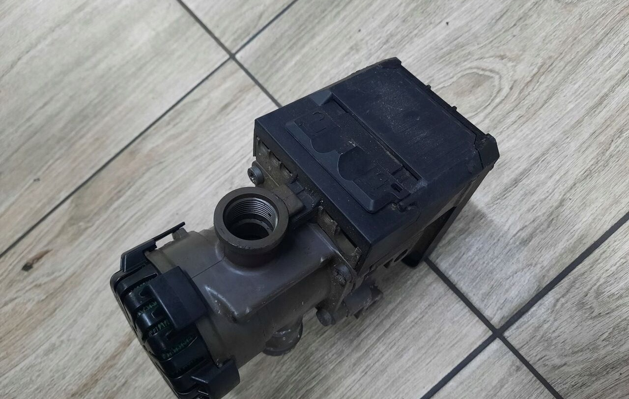 KNORR-BREMSE ZAWÓR PRZÓD MODULATOR EBS VOLVO FH FM RENAULT DXI - صمام الفرامل - شاحنة: صورة 4 KNORR-BREMSE ZAWÓR PRZÓD MODULATOR EBS VOLVO FH FM RENAULT DXI - صمام الفرامل - شاحنة: صورة 4