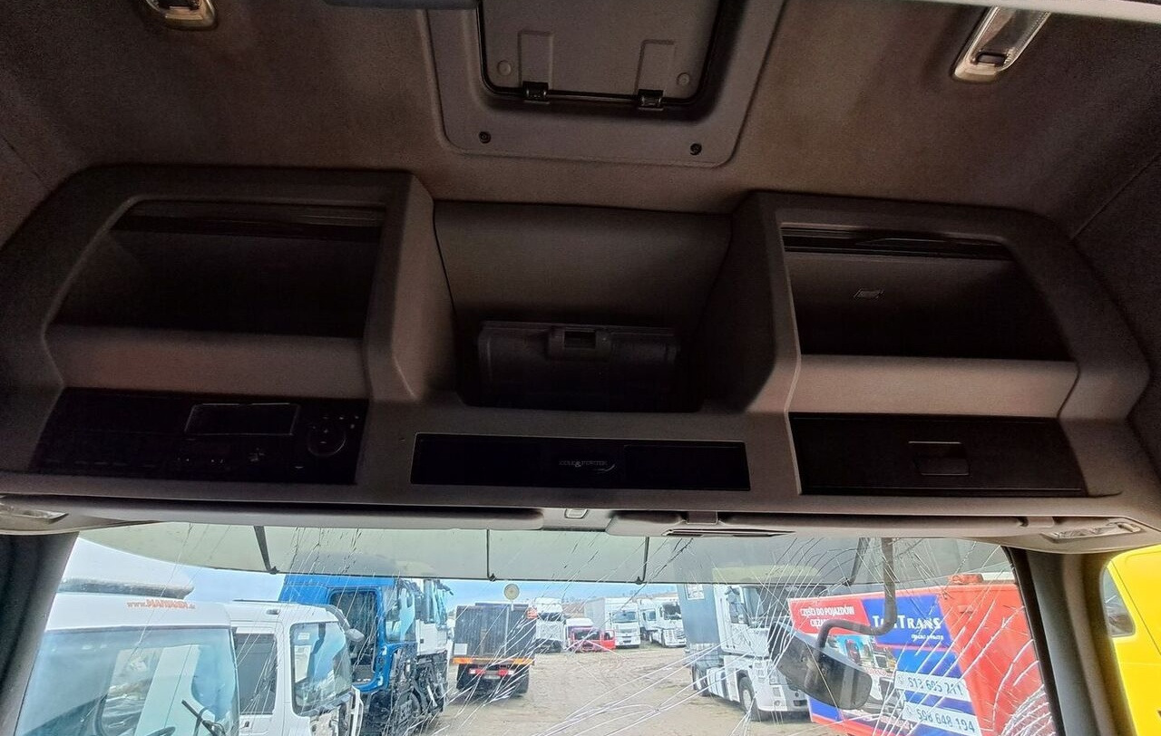 PÓŁKA KONSOLA GÓRNA SCHOWEK VOLVO FM FH 13 LIFT GLOBETROTTER - لوحة القيادة - شاحنة: صورة 2 PÓŁKA KONSOLA GÓRNA SCHOWEK VOLVO FM FH 13 LIFT GLOBETROTTER - لوحة القيادة - شاحنة: صورة 2