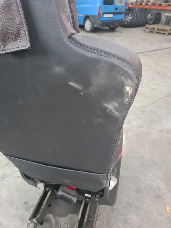 RENAULT FOTEL OBRACANY OBROTOWY SIEDZENIE PRAWE PASAŻERA SKÓRA RENAULT GAMA T C K - مقعد - شاحنة: صورة 5 RENAULT FOTEL OBRACANY OBROTOWY SIEDZENIE PRAWE PASAŻERA SKÓRA RENAULT GAMA T C K - مقعد - شاحنة: صورة 5