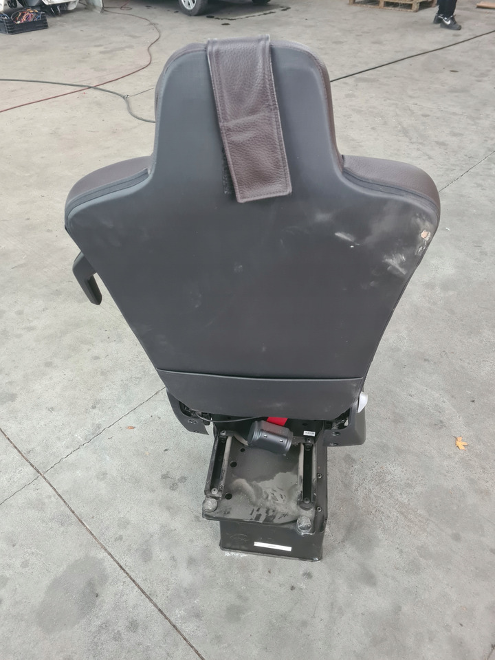 RENAULT FOTEL OBRACANY OBROTOWY SIEDZENIE PRAWE PASAŻERA SKÓRA RENAULT GAMA T C K - مقعد - شاحنة: صورة 4 RENAULT FOTEL OBRACANY OBROTOWY SIEDZENIE PRAWE PASAŻERA SKÓRA RENAULT GAMA T C K - مقعد - شاحنة: صورة 4