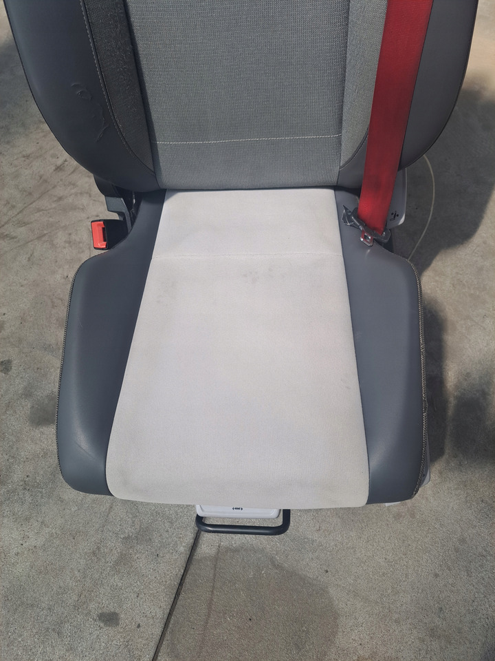 RENAULT FOTEL SIEDZENIE KIEROWCY RENAULT RANGE GAMA T C K - مقعد - شاحنة: صورة 4 RENAULT FOTEL SIEDZENIE KIEROWCY RENAULT RANGE GAMA T C K - مقعد - شاحنة: صورة 4