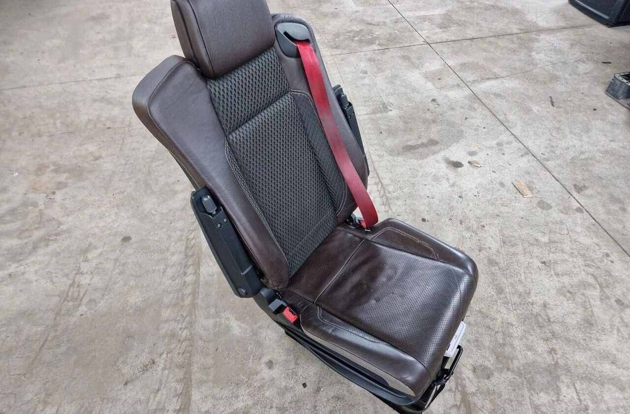 RENAULT FOTEL SIEDZENIE KIEROWCY SKÓRA RENAULT GAMA T C K - مقعد - شاحنة: صورة 3 RENAULT FOTEL SIEDZENIE KIEROWCY SKÓRA RENAULT GAMA T C K - مقعد - شاحنة: صورة 3